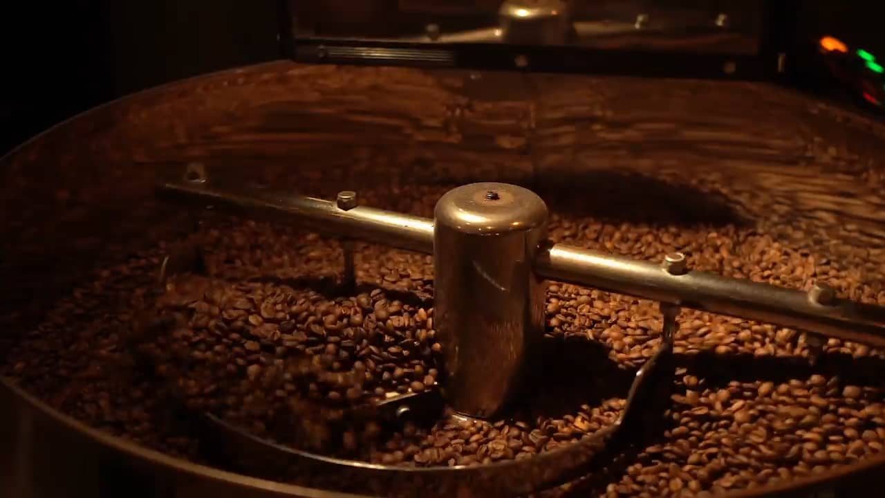 دانههای قهوه در حال چرخش داخل دیگ دستگاه رست